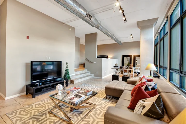 Third Ave Lofts, Unit 207